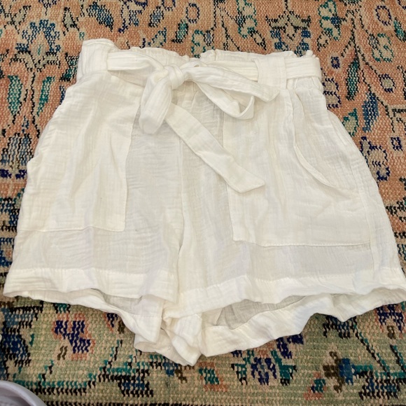 White shorts - Picture 1 of 2